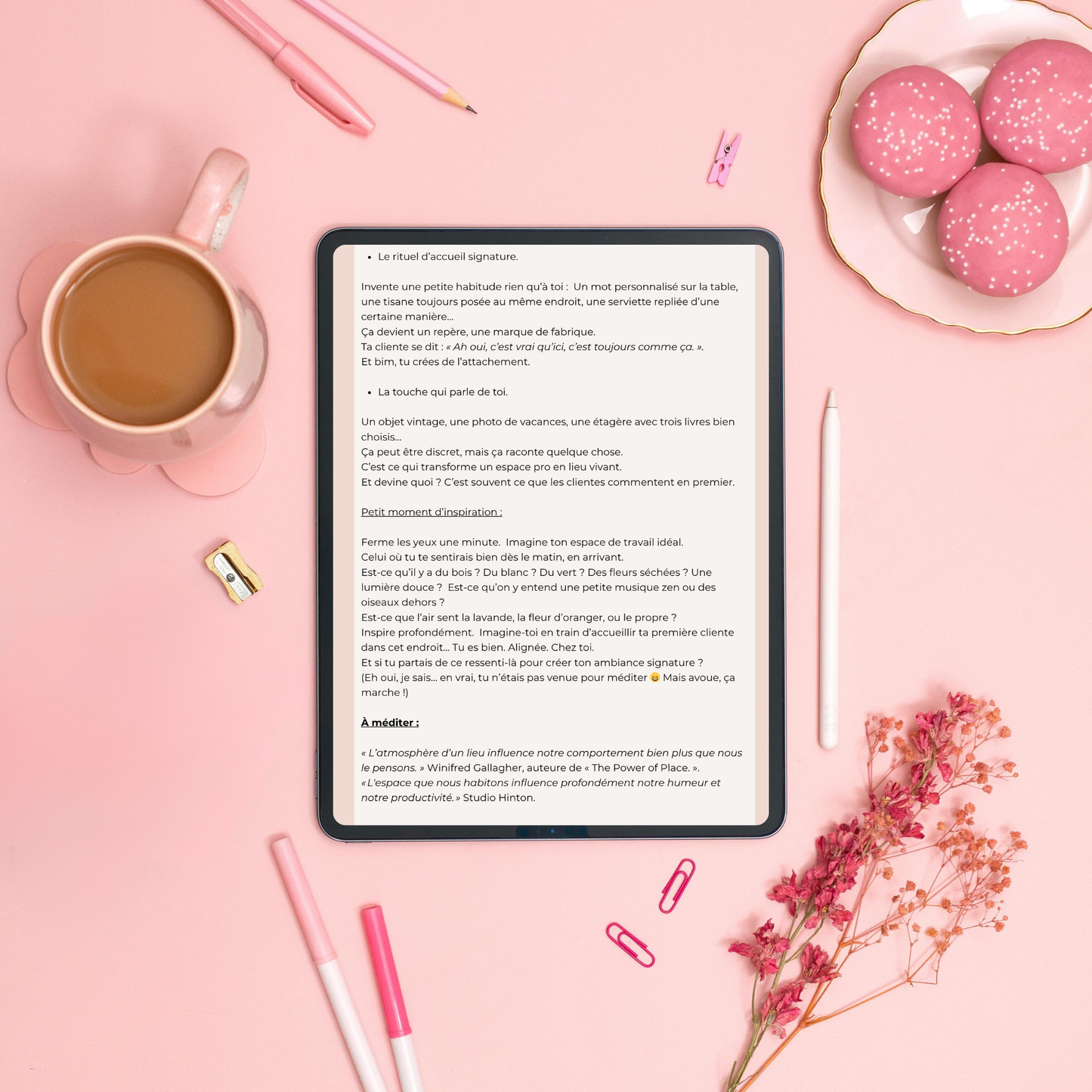 Aperçu du guide Beauté & Succès affiché sur tablette – extrait du contenu avec conseils professionnels pour esthéticiennes, prothésistes ongulaires et techniciennes de cils et sourcils.